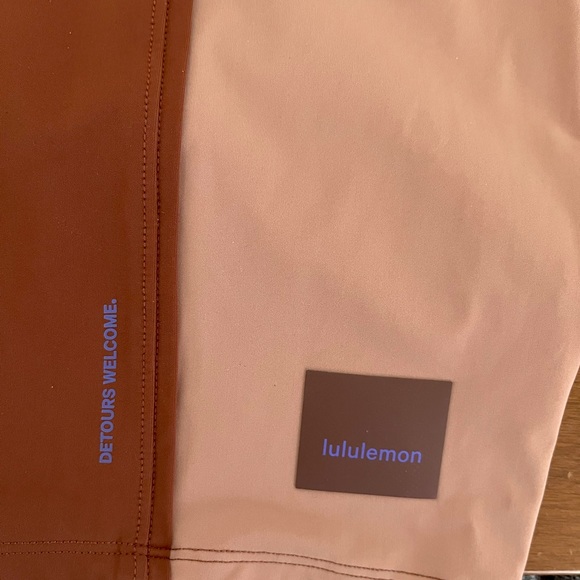 Lululemon Pink Zipper Bike Shorts - Size 4 - Brand New - Picture 2 of 2